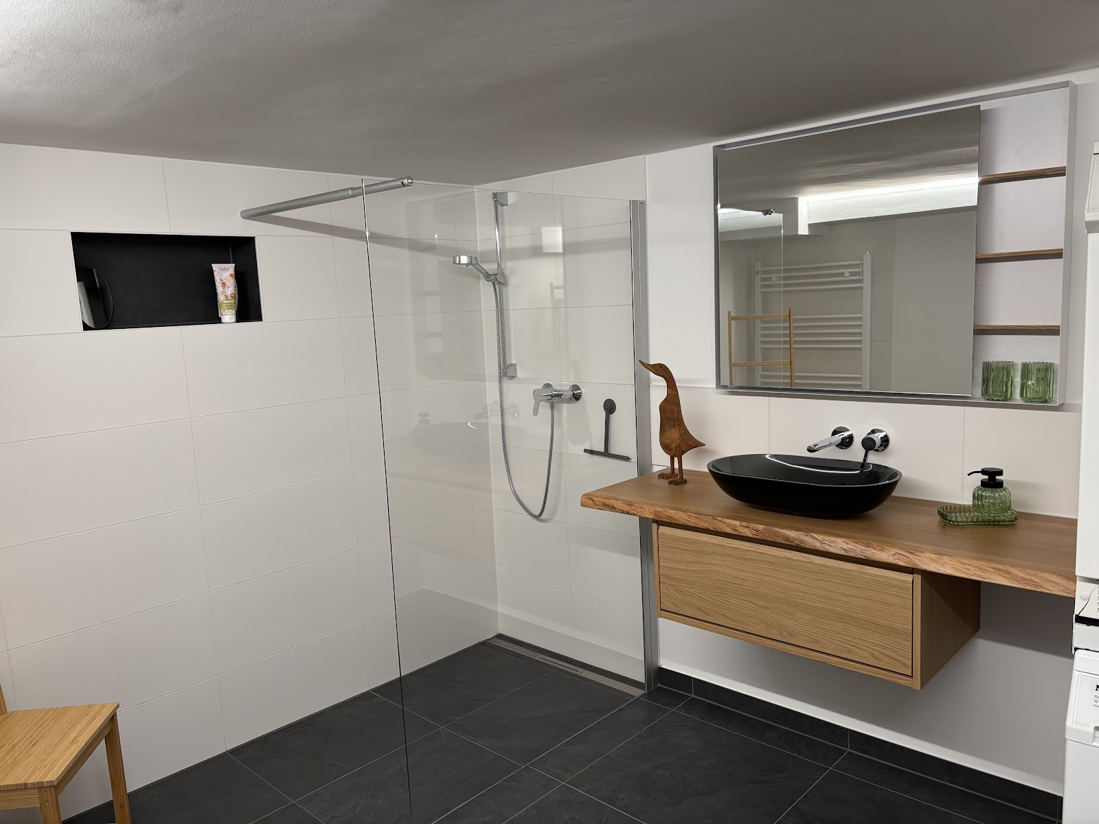 Modernes Badezimmer mit freistehender Dusche, Projekt von Röver u. Strüber