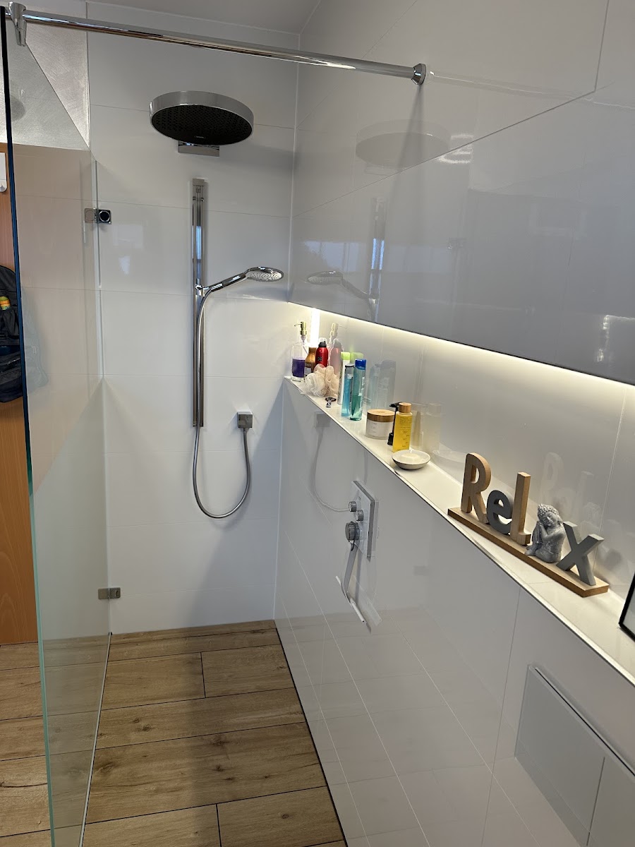 Großzügige Dusche mit beleuchteter Ablage