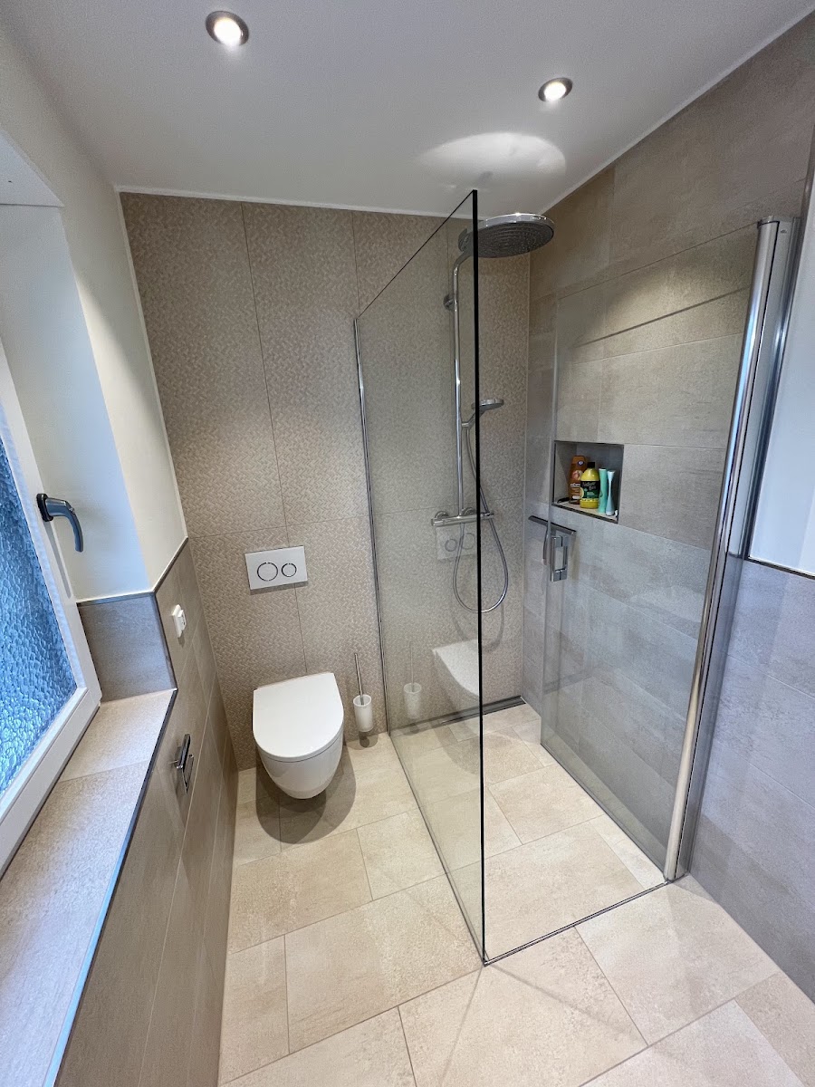 Moderne Dusche mit großformatigen Fliesen
