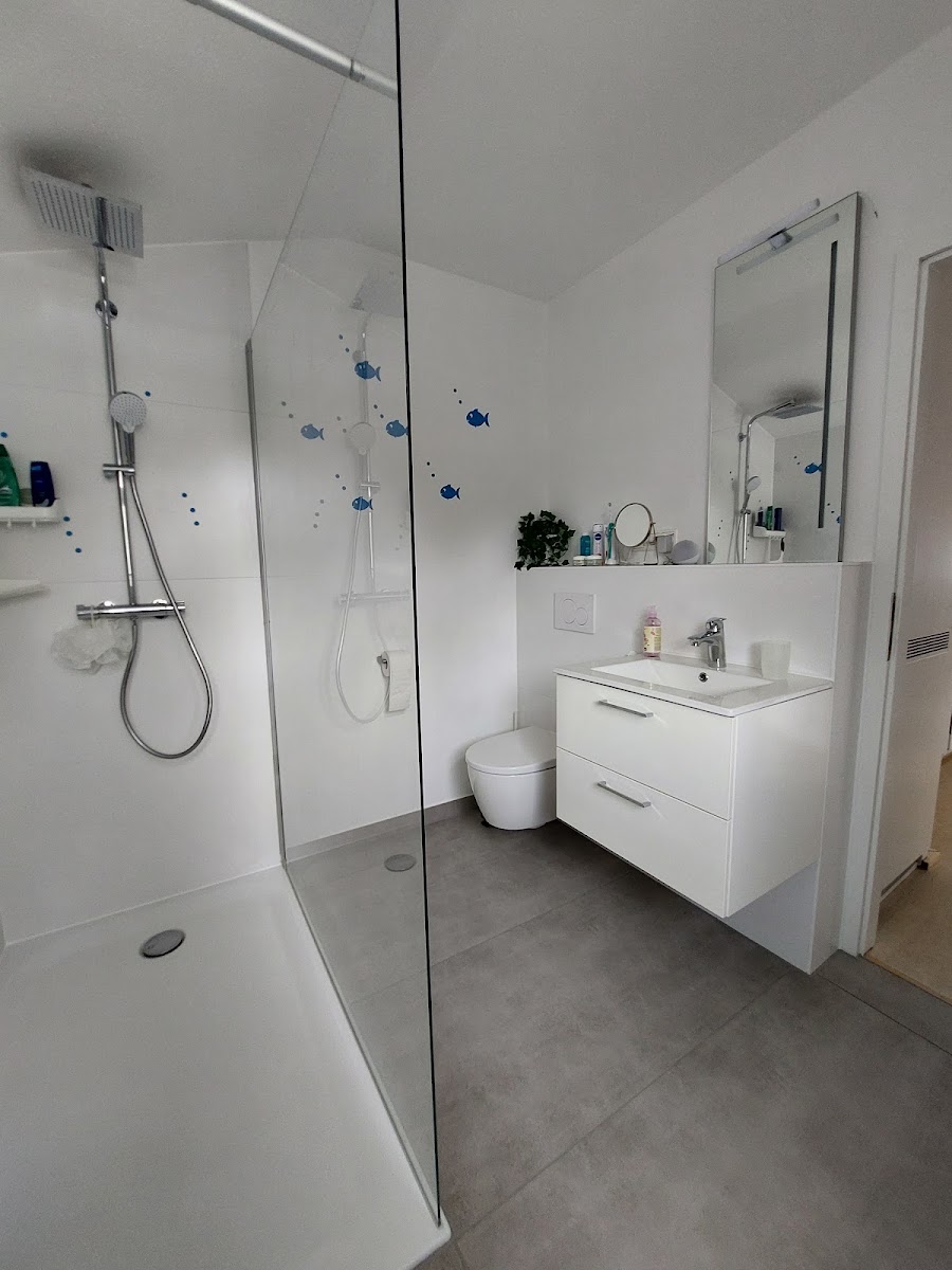 Dusche, WC und Waschtisch aus einer Hand