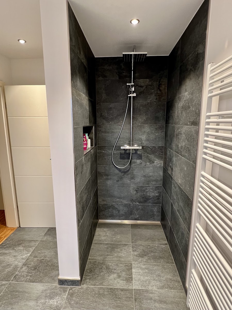 Begehbare Dusche, dunkle Großformatfliesen